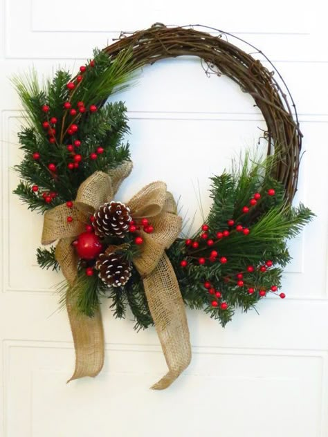 Robin Christmas Wreath, Cute Christmas Wreaths, How To Make Christmas Wreaths, Small Christmas Wreath, Simple Wreath, Christmas Wreath Craft, Handmade Christmas Wreaths, Diy Christmas Wreath, Holiday Wreaths Christmas