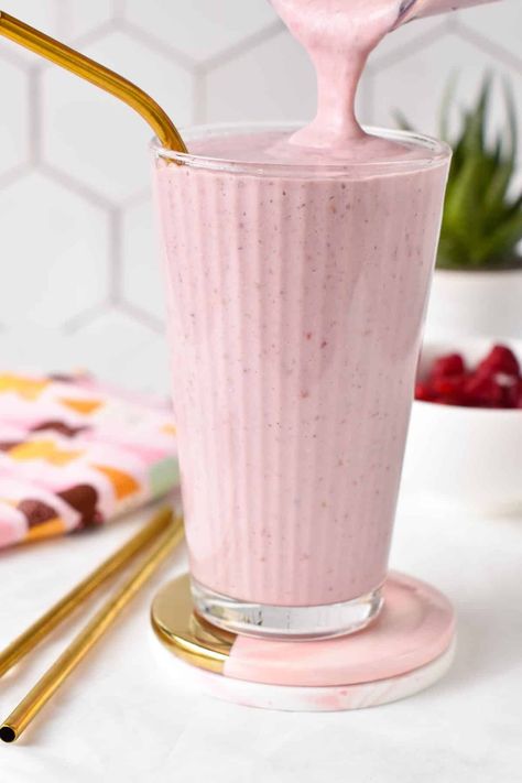 This Greek Yogurt Protein Shake is a deliciously creamy and smooth raspberry protein shake packed with 40 grams of proteins. Protein Shake Greek Yogurt, Raspberry Protein Shake, Yogurt Protein Shake, 40 Grams Of Protein, High Protein Shakes, Protein Shake Ingredients, Yogurt Protein, Yogurt Shake, Make Greek Yogurt