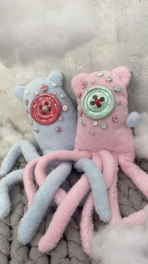 Coraline Doll Sewing Pattern, Monster Plushies Diy Patterns, Coraline Octopus Doll Pattern, Coraline Stuffed Animal, Sewing Ideas Stuffed Animals, Creepy Cute Accessories, Sewed Stuffed Animals, Creepy Cute Plushies, Coraline Octopus Doll