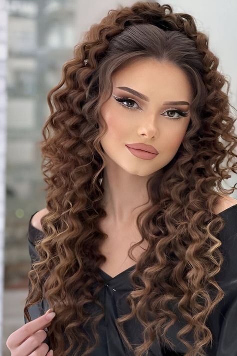 Who doesn’t love bouncy, voluminous curly locks? However, keeping curly hairstyles stunning takes a lot of effort. Dealing with your curls is no simple task, especially when you don’t know how to style it. So, here are some gorgeous curly hairstyles we’ve compiled from social media to give you your needed dose of beauty inspo. Styling Curly Hair For Wedding, Curly Hair Styles For Bride, Curly Event Hairstyles, Aladdin Hairstyles, Curly Fancy Hairstyles, Bridal Hairstyles Simple, Curly Hair Elegant Styles, Tight Curls For Long Hair, Curled Formal Hair