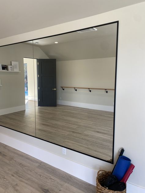 Mirror Dance Studio, Apartment Dance Studio, House Dance Room, Mini Dance Studio At Home, Home Gym Barre Ballet Bar, Small Dance Practice Room, Bedroom Ballet Barre, Music Room Home Studio, Dance Studio At Home Ideas