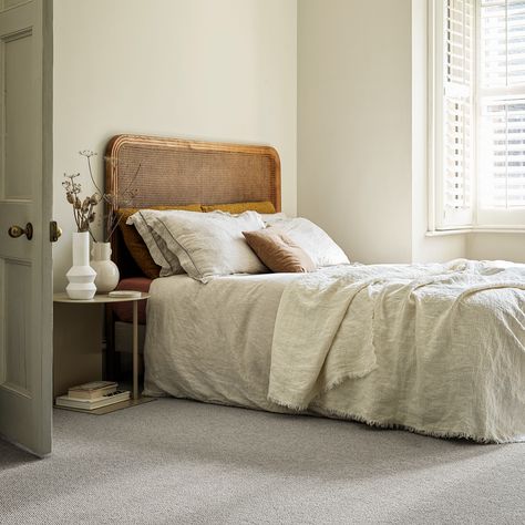 Bedroom Carpet Ideas, Charcoal Grey Carpet, Floor Bedroom Ideas, Grey Carpet Bedroom, Carpet Ideas, Scandinavian Bedroom, Grey Bedroom, Simple Room, Grey Flooring