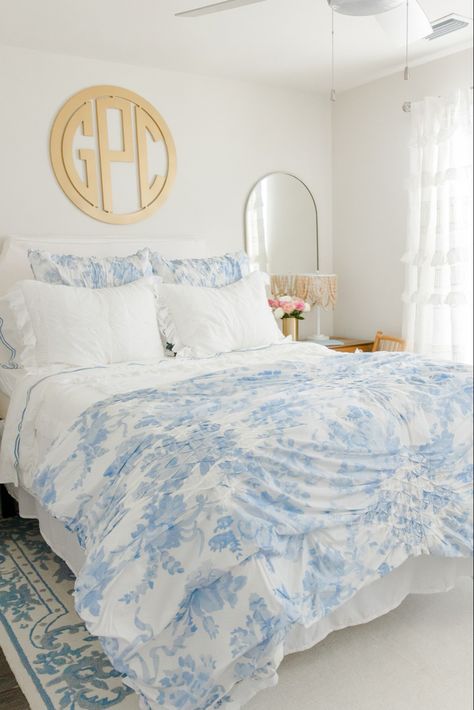 Costal Bedroom, Coastal Room Decor, Ornate Border, Preppy Bedroom, Coastal Room, Beachy Room, College House, Dorm Room Designs, College Dorm Room Decor