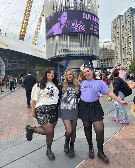 Outfit twinning with Miss @oliviarodrigo 🤪💜 such a good time at the GUTS tour last night, if you’ve got ticket this week it was absolutely incredible, one of the best shows I’ve ever seen!! 💋✨🎶 Guts Tour Inspo Outfits, Olivia Rodrigo Concert Outfit Ideas, Simple Concert Outfit, Guts Tour Outfits, Olivia Rodrigo Outfits Concert, 2024 Journaling, Guts Outfit, Olivia Rodrigo Concert Outfit, Olivia Concert