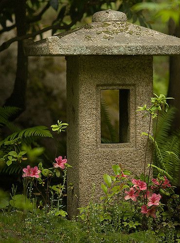 Diy Japanese Garden, Japanese Garden Lanterns, Japanese Garden Decor, Japanese Stone Lanterns, Japanese Style Garden, Japanese Garden Ideas, Small Japanese Garden, Japanese Garden Landscape, Pagoda Lanterns