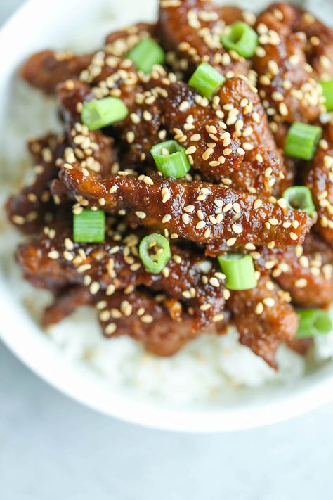 Crispy Sesame Beef - Restaurant-quality, amazingly crispy beef made in just 30 min with less oil - you won't even be able to tell the difference! Pf Chang, Sesame Beef, Mongolian Beef Recipes, Crispy Beef, Mapo Tofu, Mongolian Beef, Vegetable Drinks, Teriyaki Chicken, Asian Foods