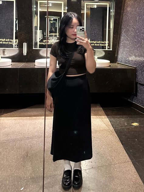 black skirt Black Medium Skirt Outfit, Long Black Skirt Outfit Spring, Outfit Rok Hitam, Loafers With Skirt, Plain Skirt Outfit, Midi Skirt Outfit Casual, Long Black Skirt Outfit, Outfit Hitam, Uni Fits