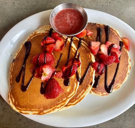 buttermilk pancakes covered with strawberries, chocolate drizzle, and fresh strawberry syrup Breakfast ideas, brunch, food, pancakes, sweet Breakfast Ideas Brunch, Food Pancakes, Strawberries Chocolate, Chocolate Pancakes, Strawberry Syrup, Brunch Food, Strawberry Chocolate, Buttermilk Pancakes, Chocolate Drizzle