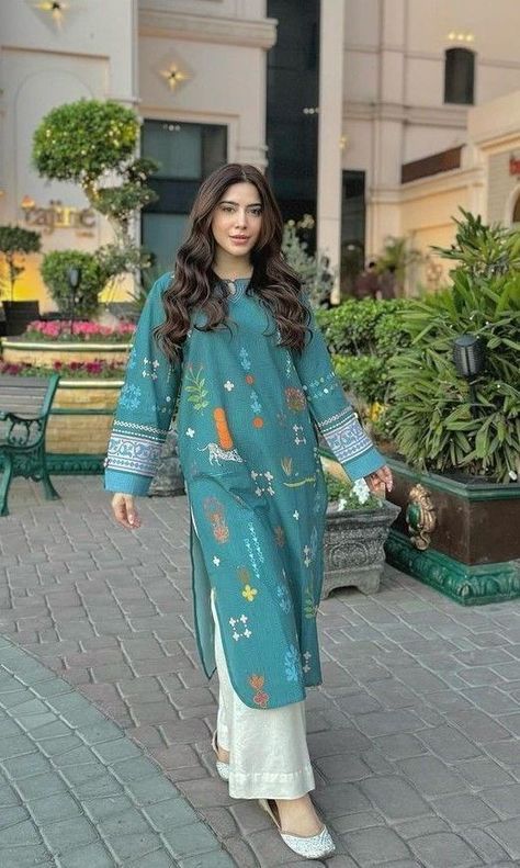 Pakistani Printed Kurti Designs, Long Kurta Designs, Dress Design Pakistani, Plain Kurti, Design Kurta, Simple Dress Casual, Kurti Dress, Kameez Designs, Long Kurta