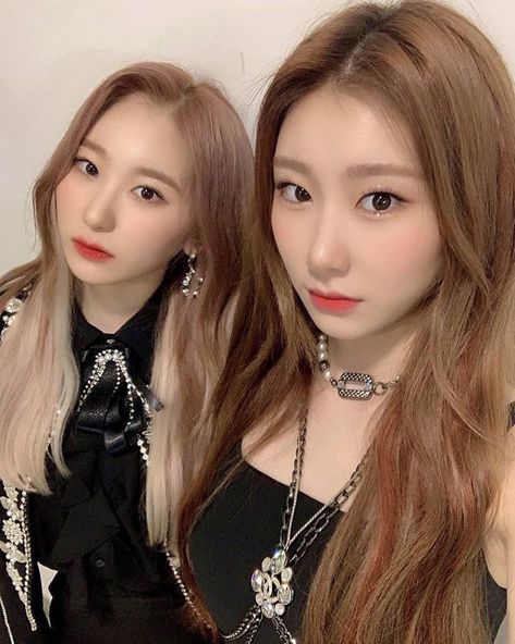 iz*one lee chaeyeon & itzy lee chaeryeong aka chae sisters Chae Sisters, Iz*one Chaeyeon, Itzy Chaeryeong, Chaeryeong Itzy, Lee Chaeyeon, Jessica Jung, Lee Chaeryeong, Kwon Eunbi, Kim Chaewon