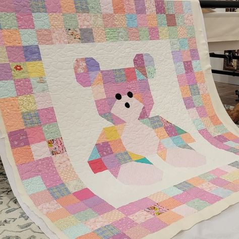 Teddy Bear Quilt Pattern, Teddy Bear Quilt, Quilt Meaning, Girl Quilts, Teddy Bear Sewing Pattern, Baby Quilt Pattern, Bear Quilts, Hearts And Flowers, Quilt Block Patterns Free