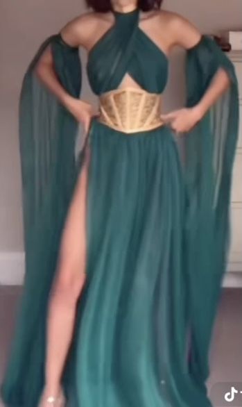 Green Greek Goddess Dress, Goddess Customes, Elf Prom Dress, Medusa Inspired Dress, Goddess Cosplay Ideas, Medusa Cosplay Outfit, Asgard Dress Goddesses, Green Goddess Halloween Costume, Green Goddess Outfit