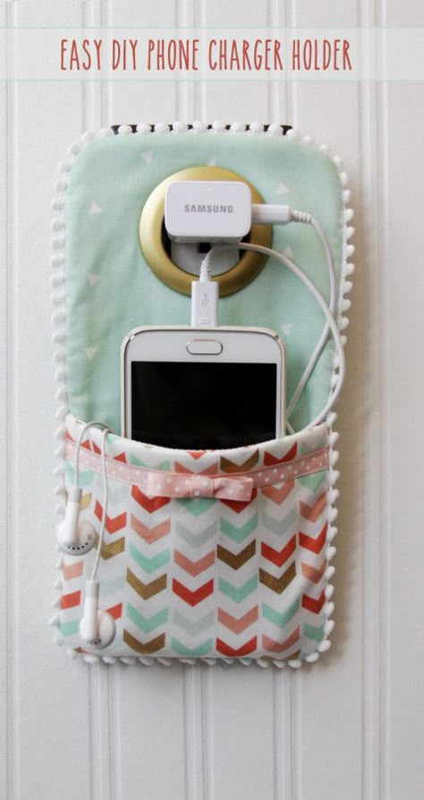 This easy DIY crafts Phone Charger is so easy to sew up and makes such a cute holder for your phone while it's charging! Tips Menjahit, Easy Crafts For Teens, Projek Menjahit, Diy Sy, Phone Charger Holder, Crafts For Teens To Make, Skirt Diy, Diy Projektit, Charger Holder