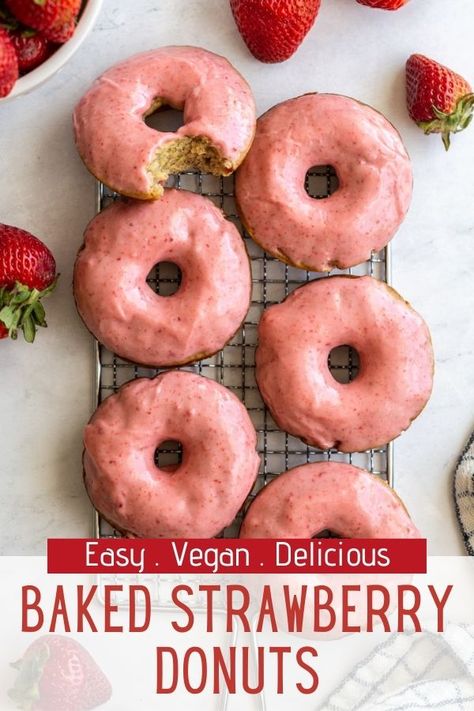 These Strawberry donuts are baked and fully vegan. Plus they're so easy to make and a great snack for your sweet tooth! Strawberry Donuts Recipe, Strawberry Doughnut, Strawberry Icing, Healthy Donuts, Baked Donut Recipes, Strawberry Donuts, Vegan Donuts, Healthy Strawberry, Baked Strawberries