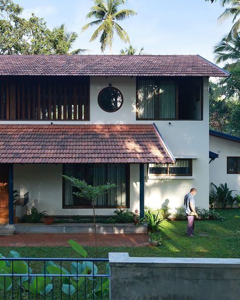 The port city of Kozhikode in Kerala, known as the City of Spices, boasts a rich history of trade with Chinese, Persian, Arab, and European traders. This interaction created a distinctive multicultural architectural landscape. The Wabi-Sabi house by Aslam Sham Architects reflects this heritage, blending traditional Nalukettu elements with colonial bungalow design in a contemporary, U-shaped private residence. - Read more: Link in bio - Images: Courtesy of Abhimanyu KV - @aslamsham_architects ... Traditional Home Designs, Kerala Houses Design, European Window Design, Kerala Architecture Traditional, Kerala House Design Traditional, Traditional Colonial House Exterior, Contemporary House Exterior Kerala, Village House Plan, Traditional House Exterior