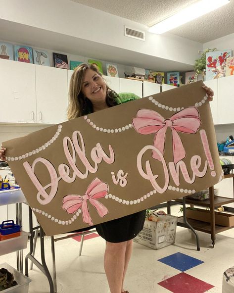 Oh my goodness! If these bows and pearls aren’t just the most adorable thing ever, I don’t know what is, y’all! Thank you Grace for allowing me to paint this banner to celebrate sweet Della turning ONE in style! 🎀🎀 #handpainted #paperbanner #paperbanners #painttitup #smallbusiness #bowsandpearls #partydecor Bow Birthday Banner Painted, Tea Party Birthday Banner, Sweet 16 Painted Banner, Pink Bow Birthday Party Ideas, Diy Birthday Banner Ideas, Hand Painted Birthday Banner, Cheer Banner Ideas, Birthday Banner Painted, Bow Birthday Party Ideas