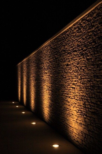 Outdoor Wall Down Lights, Out Door Lighting, Uplights Outdoor, Gate Lights Entrance, House Exterior Lighting Ideas, Wallwasher Lighting, Stone Wall Lighting, Outdoor Wall Lighting Ideas, Outdoor Home Lighting