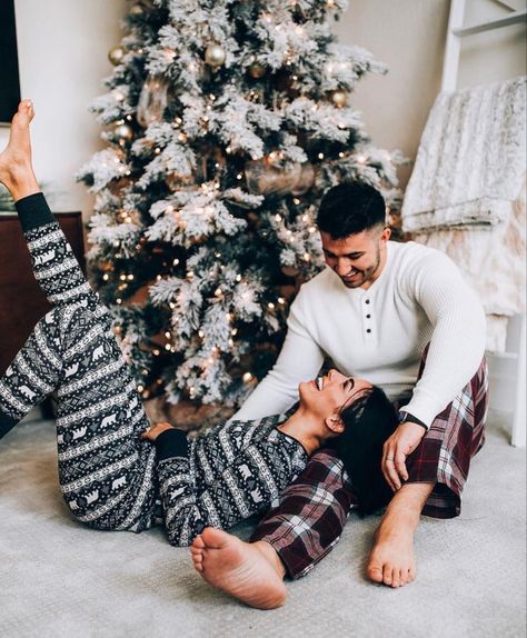 Christmas Pajama Pictures, Vom Avea Un Copil, Christmas Couple Photos, Christmas Couple Pictures, Christmas Poses, Christmas Family Photoshoot, Christmas Card Pictures, Xmas Photos, Christmas Pj