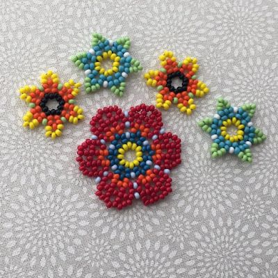 Beaded Flower Embroidery, Flowers List, Huichol Pattern, Anting Manik, Beaded Daisy, Flowers Beads, Beaded Flowers Patterns, Star Tutorial, Seed Bead Flowers