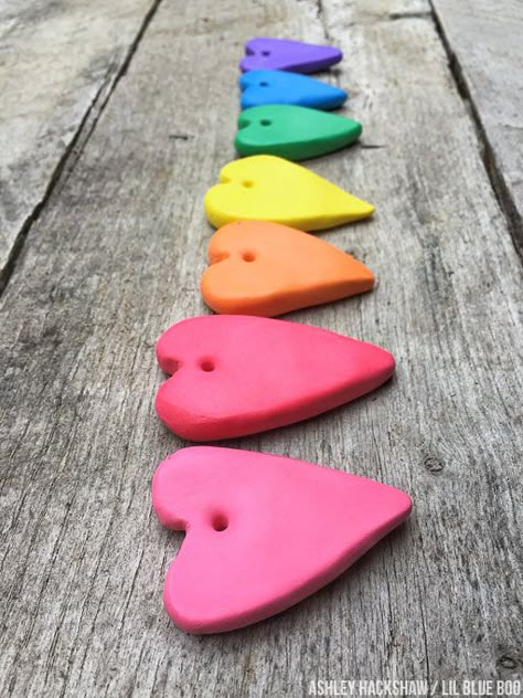 Model Magic Ideas, Recycled Crafts Kids Projects, Crayola Model Magic, Carillons Diy, Crayon Heart, Recycled Crafts Kids, Clay Christmas Decorations, Heart Wall Hanging, Rainbow Wall Decor