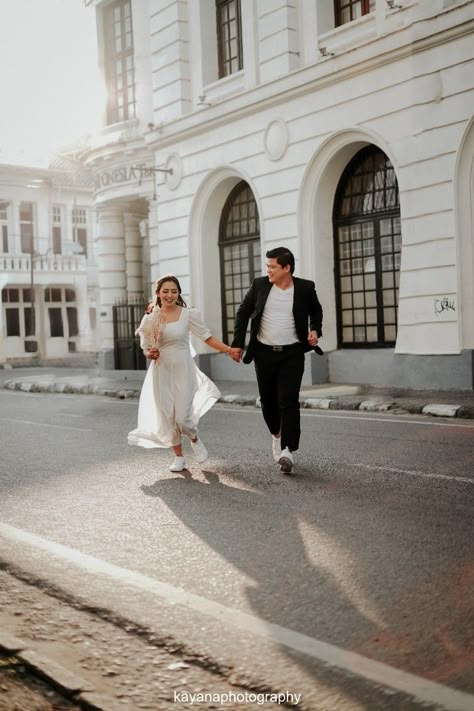 Pre Wedding Photoshoot City, Sydney Prewedding, Street Prewedding Photo Ideas, Wedding Photoshoot Vintage, Style Korea Casual, City Prewedding, Prewed Simple, Pose Foto Pernikahan, Post Wedding Ideas