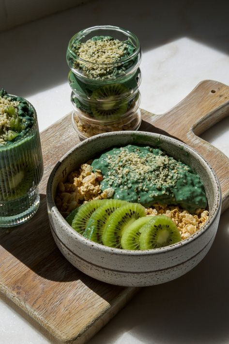 Matcha Spirulina Chia Pudding Matcha Protein Powder Recipes, Chia Pudding Matcha, Vegan Cafe Aesthetic, Spirulina Oatmeal, Spirulina Breakfast, Healthy Cafe Food, Spirulina Chia Pudding, Protein Matcha, Meal Aesthetic