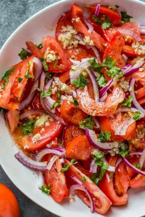 Tomato Salad Dressing, Tomatoes Salad, Salad Art, Sommer Mad, Tomato Salad Recipes, One Pot Dinners, Recetas Keto, White Bowl, Juicy Tomatoes