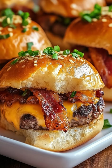 Subs Recipes, Healthy Habits Motivation, Burger Recipes Beef, Chili Sauce Recipe, Cheeseburger Recipe, Juicy Burgers, Burger Sliders, Emergency Survival Kit, Bacon Burger