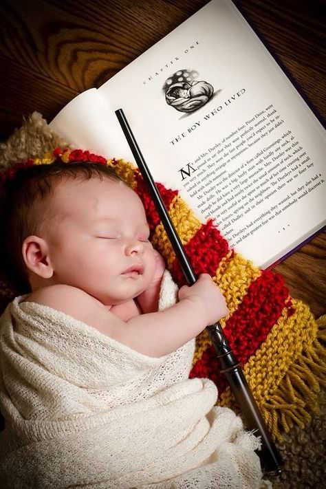 Harry Potter Nursery Ideas, Baby Harry Potter, Preparedness Plan, Magical Nursery, Announcement Pictures, Mom Instagram, Citate Harry Potter, Harry Potter Nursery, Nerdy Wedding