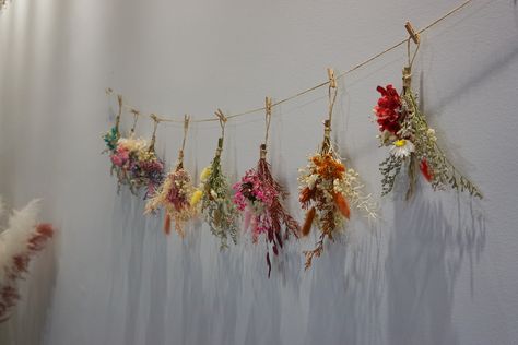 What To Do With Dried Flowers, Hanging Vanity, Rustic Arrangements, Floral Wall Hanging, Flower Wall Hanging, Hanging Flower Wall, Vanity Decor, Natural Christmas, Mural Floral