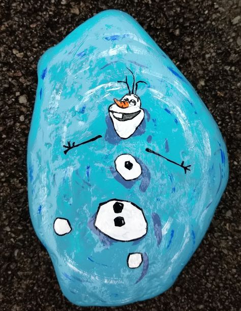 Olaf FROZEN swimming, melting painted rock Frozen Rock Painting, Sully Rock Painting, Rock Painting Ideas Characters, Disney Rock Painting Ideas Easy, Disney Rock Art, Cartoon Rock Painting, Rock Painting Disney, Character Painted Rocks, Rock Painting Ideas Disney