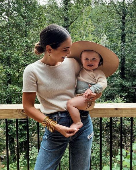 Cool Mama Style, New Mom Fashion, Baby And Mom Aesthetic, That Mom Aesthetic, Mom And Baby Aesthetic, Aesthetic Mom, Fashion Mom, Baby And Mom, Future Mommy