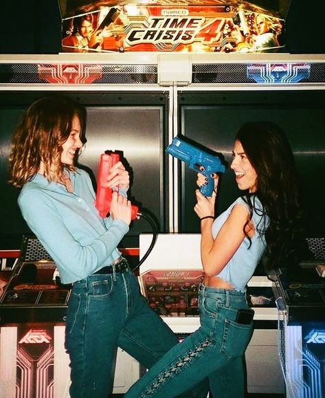 Friendship Image, Arcade Photoshoot, Photos Bff, Best Friend Photoshoot, Peggy Carter, Disposable Camera, Ginny Weasley, Cute Friend Pictures, Best Friend Photos