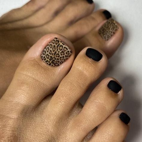 This leopard-inspired design combines timeless black with striking leopard spots, crafting a blend of sophistication and boldness. Ideal for individuals seeking to infuse a hint of the wild into their style while exuding an aura of refinement. Leopard Toe Nail Designs, Leopard Pedicure, Black Toenail Designs, Chic Pedicure, Black Pedicure, Black Toe Nails, Nail Color Designs, Summer Nail Color, Summer Nails Colors Designs