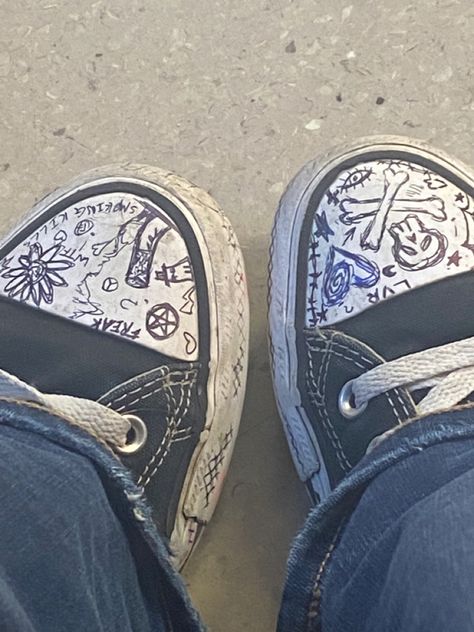 Converse Drawing On Shoes Emo, What To Draw On Converse Shoes, Converse Painting Ideas Easy, Converse Shoe Drawing Ideas, Converse Doodles Grunge, Ways To Customize Converse, Grunge Converse Drawing, Things To Draw On Converse Grunge, Sharpie On Converse