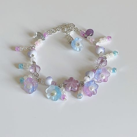 Blue And Purple Beaded Bracelet, Blue And Purple Bracelet, Purple Bracelet Ideas, Flower Beads Bracelet, Purple Bracelets, Purple Jewellery, Green Beaded Bracelets, Pretty Jewelry Necklaces, Blue Beaded Bracelets