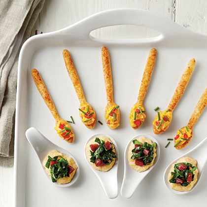 Cracker Spoons with Creamy Pimento Cheese.....101 Bite-Sized Party Foods Ideas Para Catering, Grits And Greens, Shower Appetizers, Fingerfood Baby, Individual Appetizers, One Bite Appetizers, Pimiento Cheese, Mini Appetizers, Small Appetizers