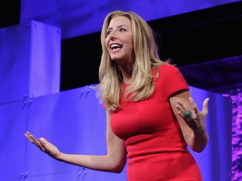 3 body language strategies that billionaire Sara Blakely uses - Business Insider Super Attractor, Visual Manifestation, Sara Blakely, Ada Lovelace, Rich Fashion, Genuine Smile, Top Design Fashion, Branding Inspo, Mom Boss