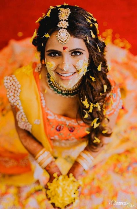 Haldi Photography Ideas, Haldi Look For Bride, Haldi Poses For Bride, Outfits For Bride, Haldi Photoshoot, Mehendi Photography, Haldi Ceremony Outfit, Indian Bride Poses, Indian Bride Photography Poses