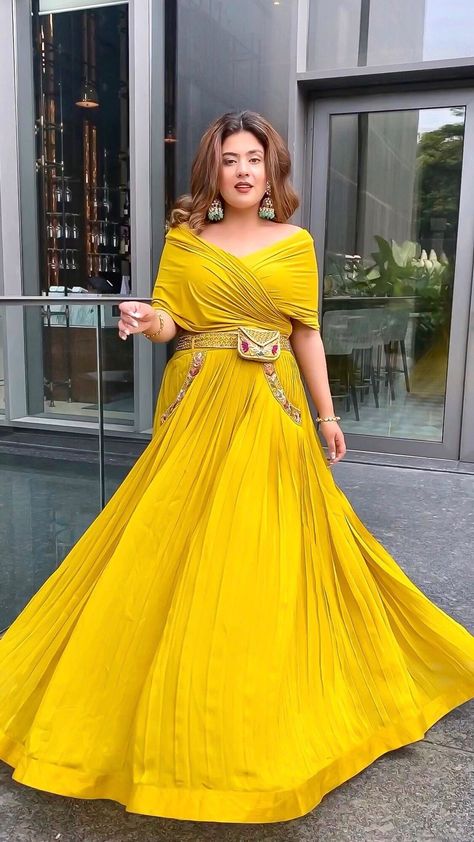 Haldi Dress Ideas, Yellow Lehenga Choli, Women Christmas Outfits, Gorgeous Lehenga, Dress Designing Ideas, Indian Bridesmaid Dresses, Function Dresses, Haldi Outfits, Haldi Outfit