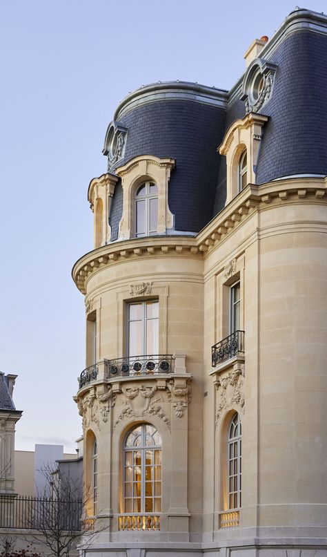 Beaux Arts Architecture, French Hotel, Classical Facade, Ribbed Vault, Architecture Styles, Classical Building, Reims France, Victoria House, Mansard Roof