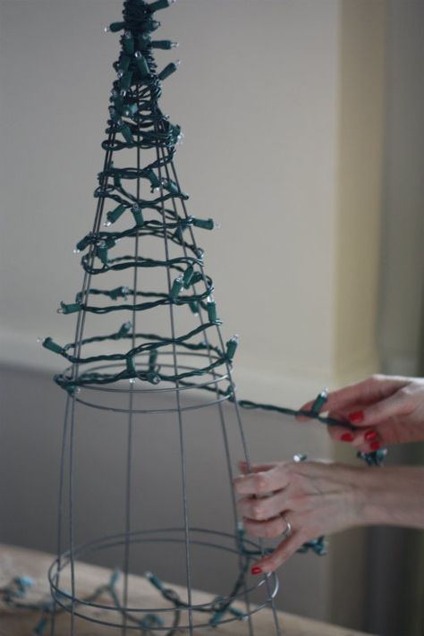 Diy Tomato Cage Christmas Tree, Diy Tomato Cage, Diy Christmas Light Decorations, Holiday Decor Hacks, Tomato Cage Christmas, Tomato Cage Christmas Tree, Diy Christmas Lights, Outdoor Christmas Tree, Candyland Christmas