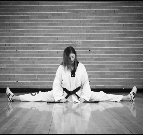 Taekwondo Taekwondo Aesthetic, Tkd Girl, Tkd Taekwondo, Karate Quotes, Martial Arts Photography, Taekwondo Girl, Mixed Martial Arts Training, Women Karate, Karate Martial Arts