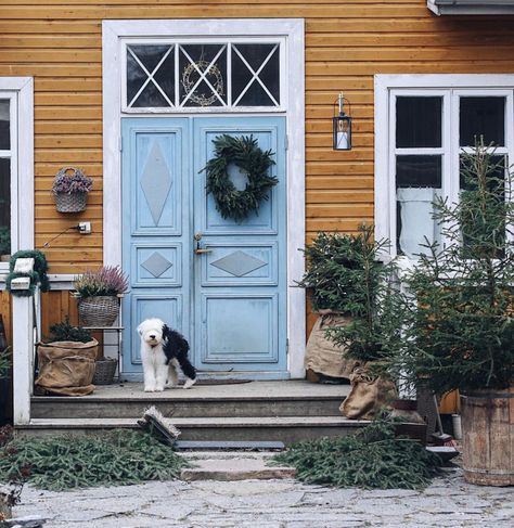 Finnish Design Interior, Finnish Home, Finnish House, Scandinavian Christmas Trees, Nordic Homes, Norwegian Style, Interior Wall Colors, Swedish Cottage, Scandi Decor