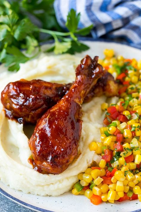 Slow cooker chicken drumsticks served with mashed potatoes and corn. Drumsticks Slow Cooker, Slow Cooker Chicken Drumsticks, Slow Cooker Recipes Uk, Chicken Breast Instant Pot, Chicken Recipes Instant Pot, Chicken Breast Crockpot, Slow Cooker Curry, Chicken Breast In Air Fryer, Vegetarian Dinner Ideas