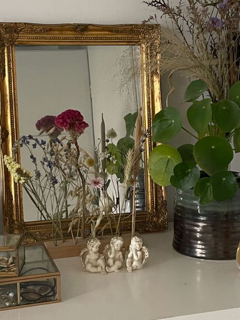 Vintage Gold Bedroom Decor, Ornate Room Decor, Cherub Room Aesthetic, Vintage Gold Mirror Decor, Gold And Plants Aesthetic, Vintage Chic Room Decor, Classy Vintage Bedroom Aesthetic, Gold Mirror Room Aesthetic, Vintage French Room Aesthetic