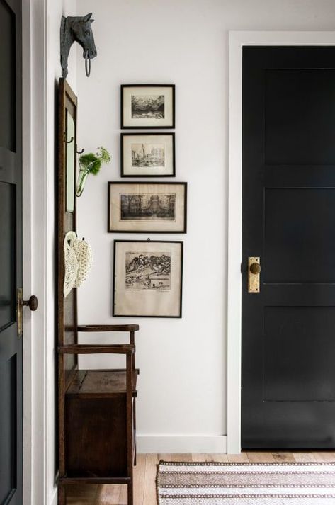 Do’s and Dont’s for Painting your Doors Black Black Interior Doors, Interior Minimalista, Decor Studio, Black Door, Design Del Prodotto, Black Doors, White Room, Gallery Walls, Decoration Inspiration