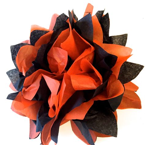 tissue paper pom pons Tissue Paper Halloween Decorations, Crepe Paper Halloween Crafts, Halloween Tissue Paper Crafts, Halloween Paper Decor, Halloween Kindergarten Activities, Paper Halloween Decorations, Halloween With Kids, Tissue Paper Decorations, Halloween Kindergarten