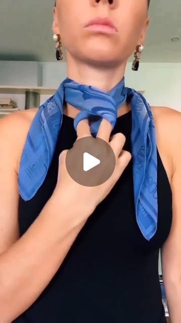 2022 Scarf, Scarf Wearing, Scarf Wearing Styles, Ways To Tie Scarves, Tie Scarves, Diy Fashion Scarf, Tie A Scarf, Scarf Knots, Mode Tips