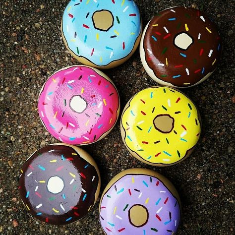 Rock Painting Ideas Round Rocks, Best Paint For Painting Rocks, Painted Rocks Kids Food, Food Painted Rocks Ideas, Cute Rock Painting Ideas Easy Food, Painted Kindness Rocks Ideas, Donut Rock Painting, Painted Rocks M&m, Rock Painting Fruit